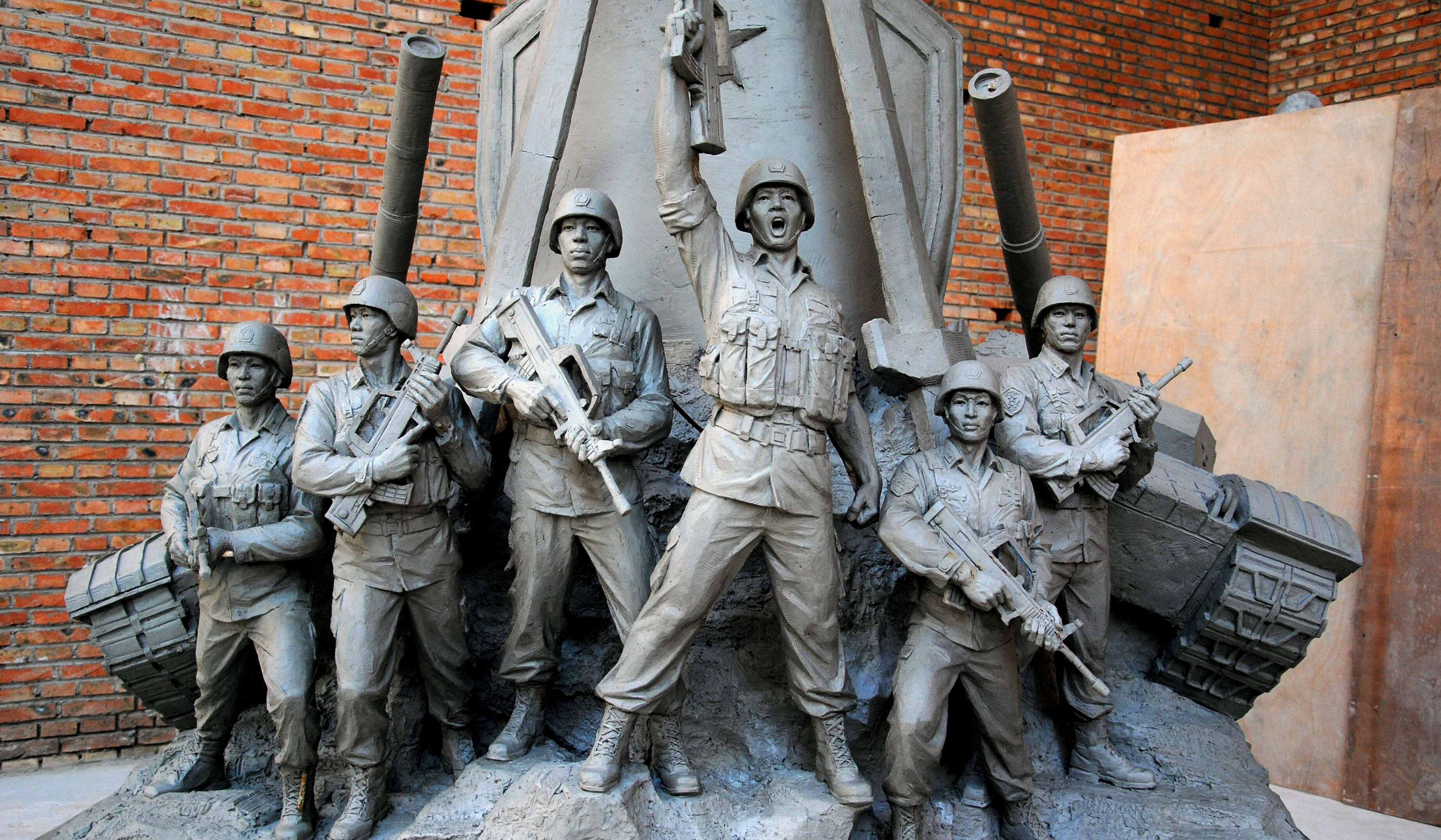 Ĵĳװ an armored brigade theme sculpture